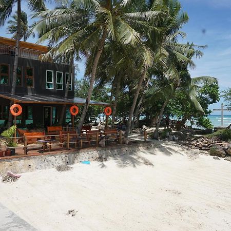 L Cafe Restobar & Lyn'S Guest House ซานฮวน ภายนอก รูปภาพ