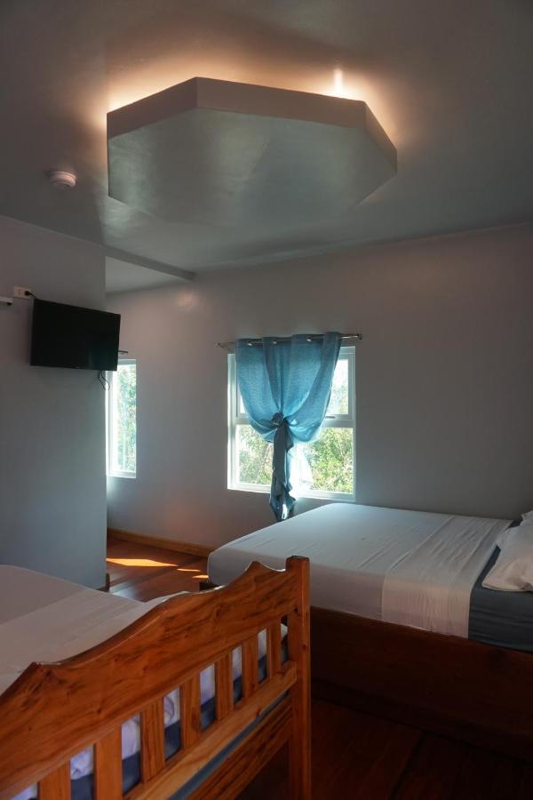 L Cafe Restobar & Lyn'S Guest House ซานฮวน ภายนอก รูปภาพ