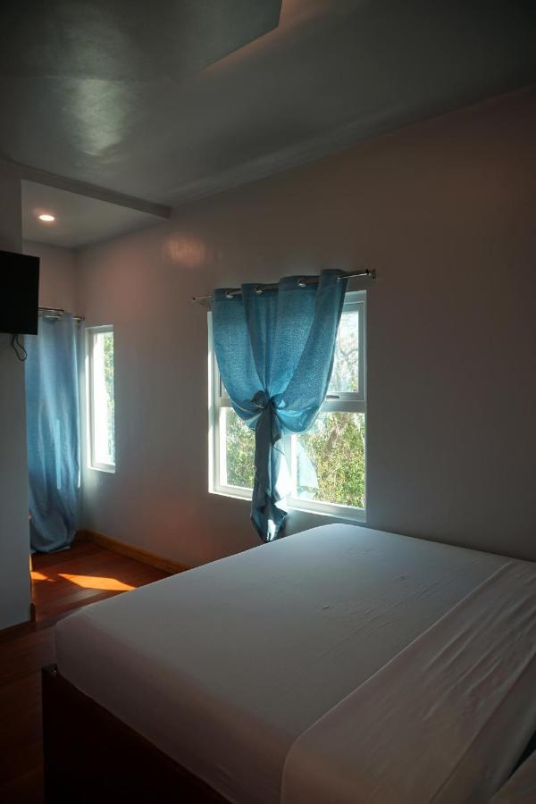 L Cafe Restobar & Lyn'S Guest House ซานฮวน ภายนอก รูปภาพ