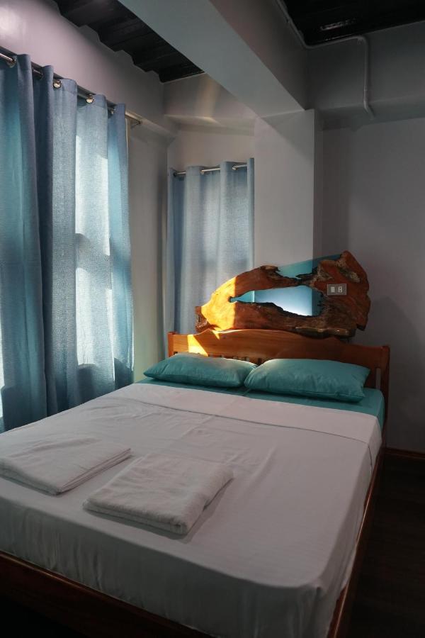 L Cafe Restobar & Lyn'S Guest House ซานฮวน ภายนอก รูปภาพ