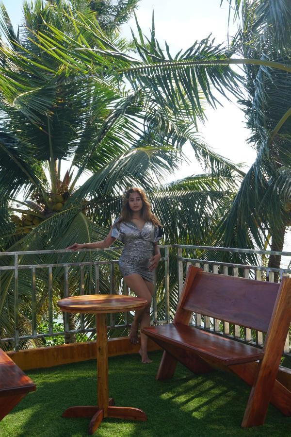 L Cafe Restobar & Lyn'S Guest House ซานฮวน ภายนอก รูปภาพ
