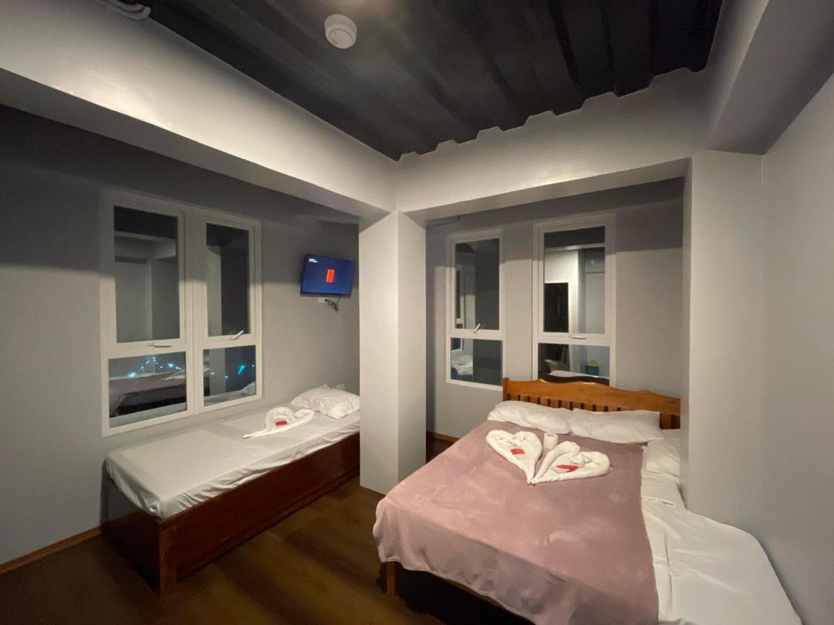 L Cafe Restobar & Lyn'S Guest House ซานฮวน ภายนอก รูปภาพ