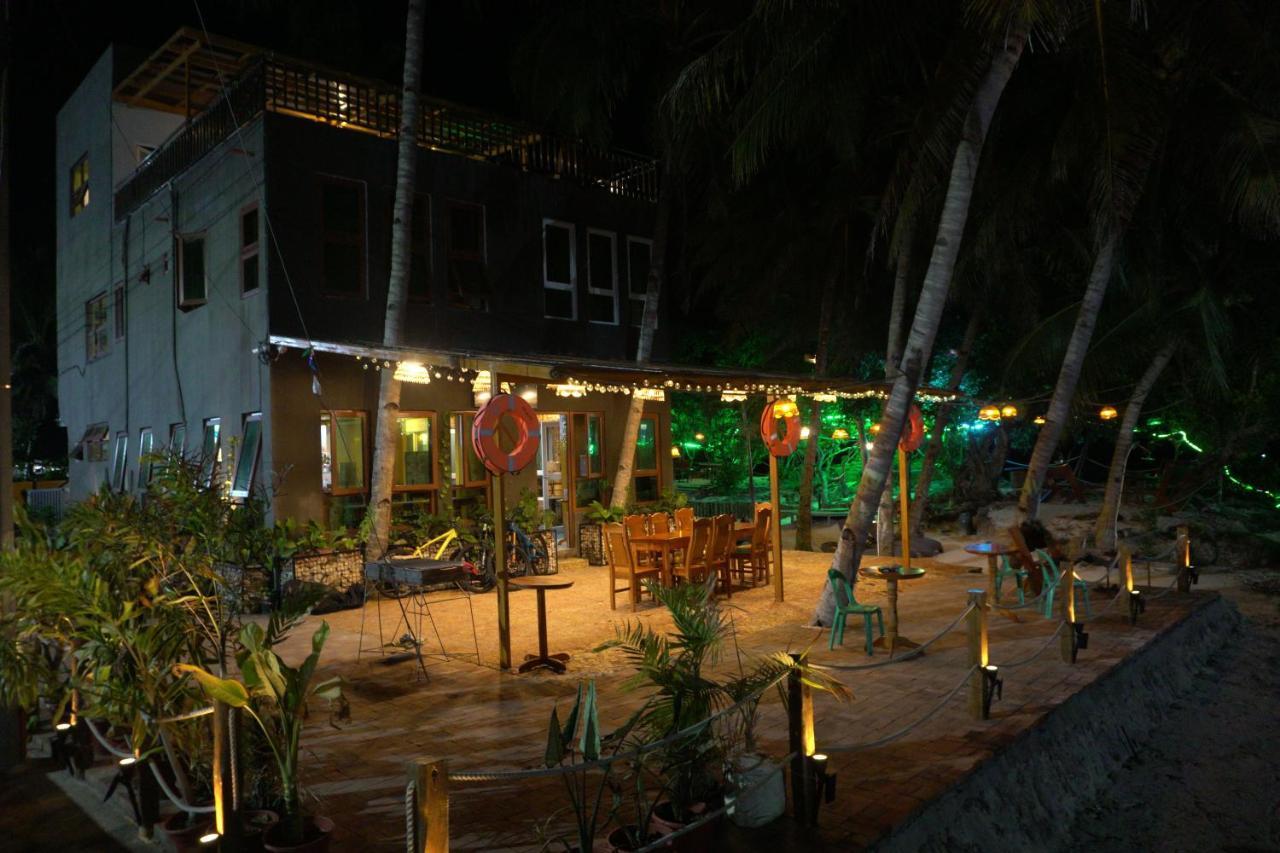L Cafe Restobar & Lyn'S Guest House ซานฮวน ภายนอก รูปภาพ