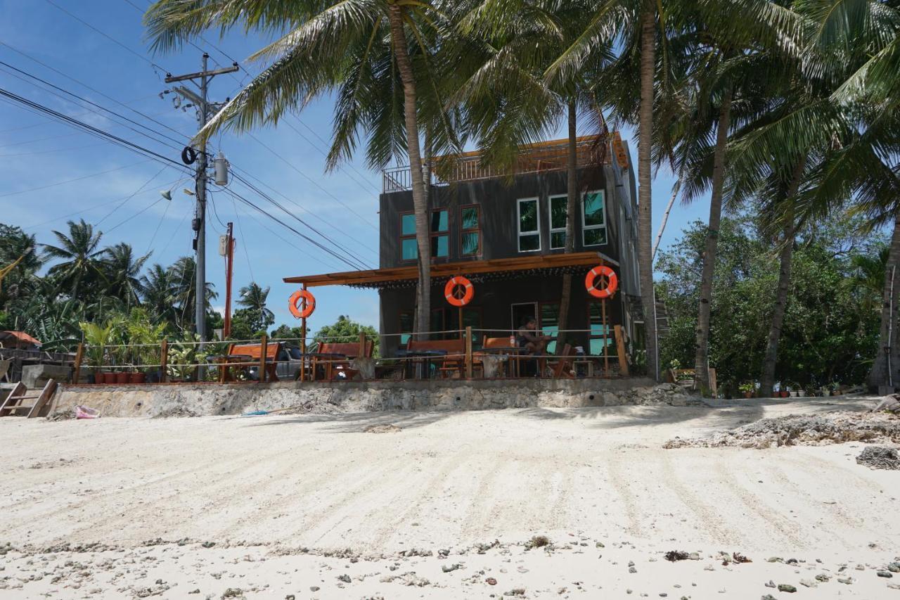 L Cafe Restobar & Lyn'S Guest House ซานฮวน ภายนอก รูปภาพ