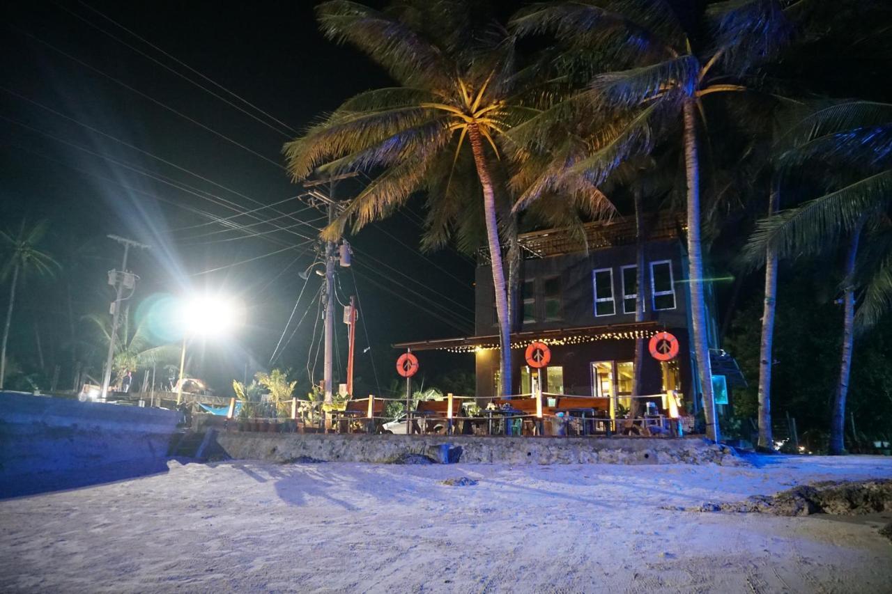 L Cafe Restobar & Lyn'S Guest House ซานฮวน ภายนอก รูปภาพ
