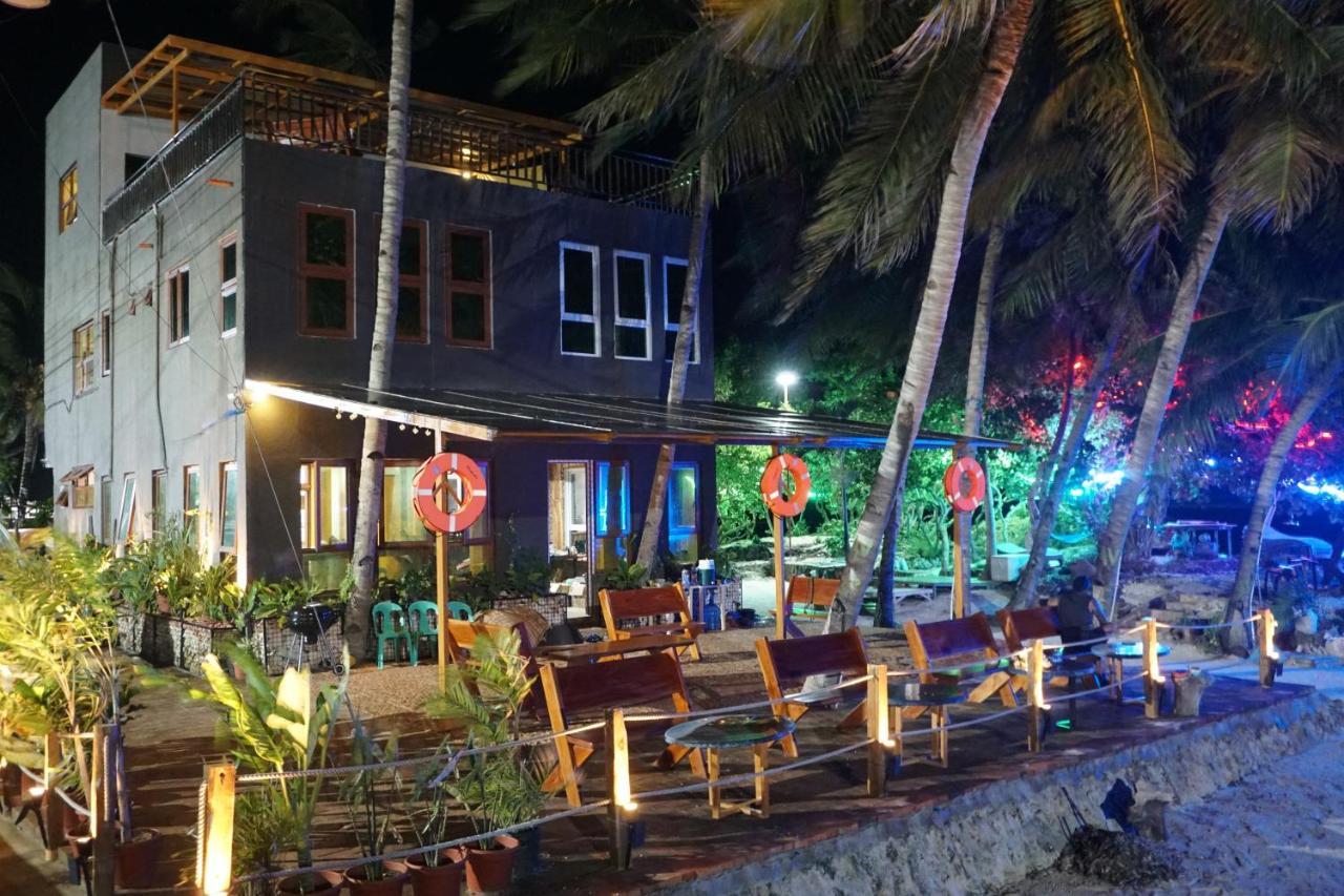 L Cafe Restobar & Lyn'S Guest House ซานฮวน ภายนอก รูปภาพ
