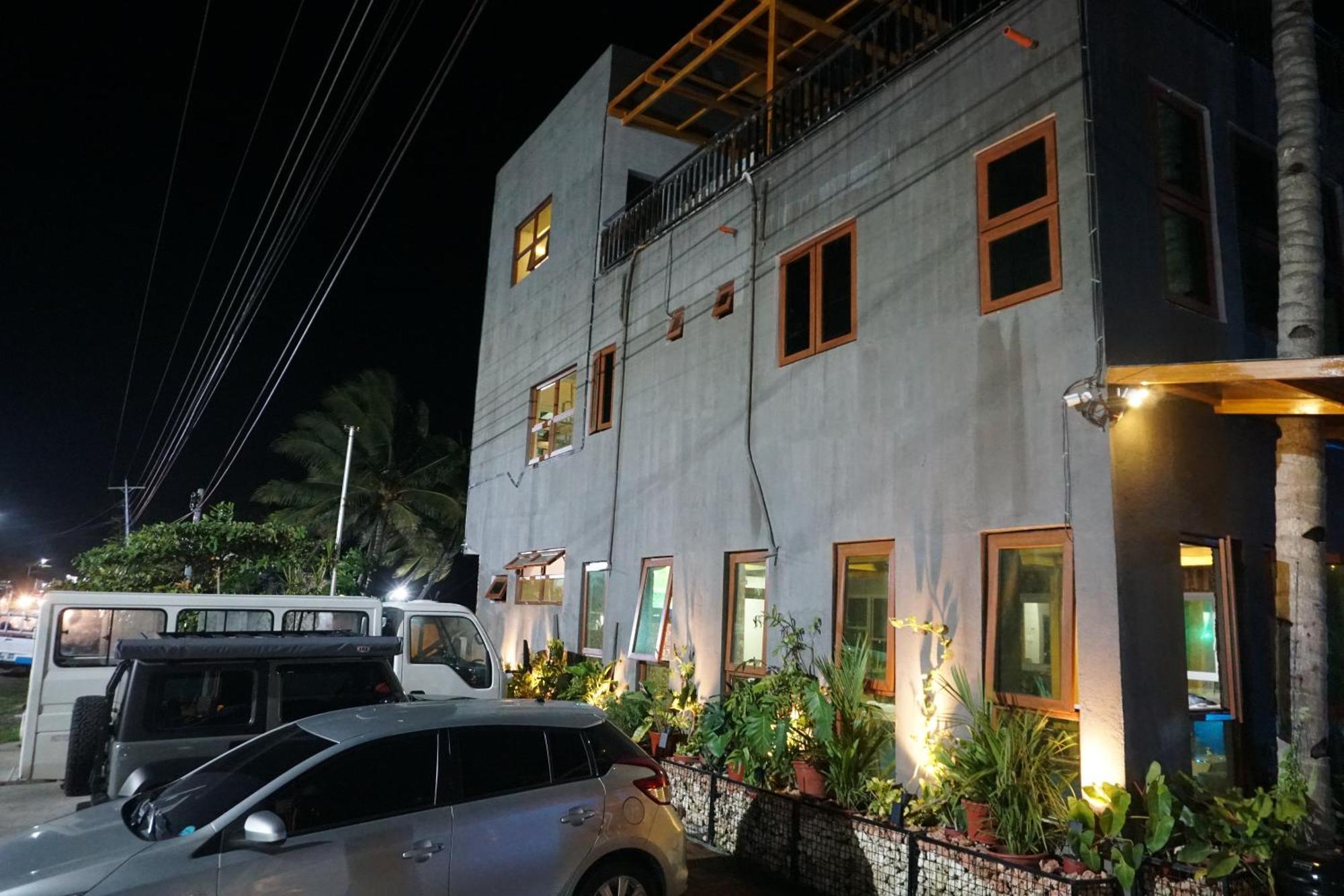 L Cafe Restobar & Lyn'S Guest House ซานฮวน ภายนอก รูปภาพ
