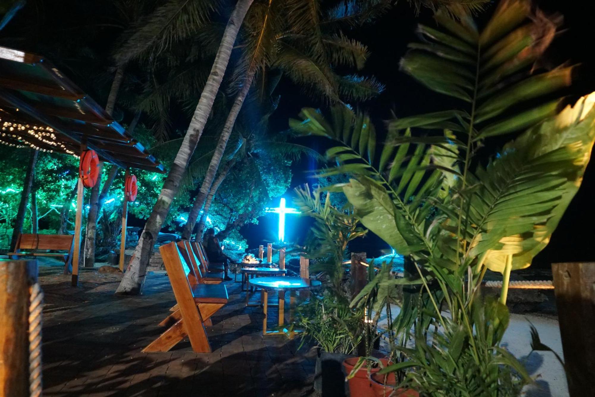 L Cafe Restobar & Lyn'S Guest House ซานฮวน ภายนอก รูปภาพ