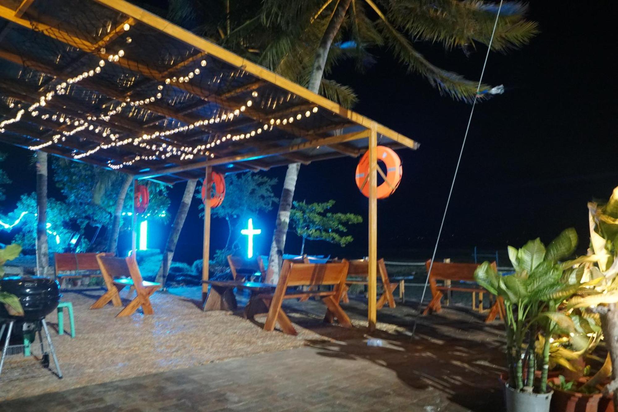 L Cafe Restobar & Lyn'S Guest House ซานฮวน ภายนอก รูปภาพ