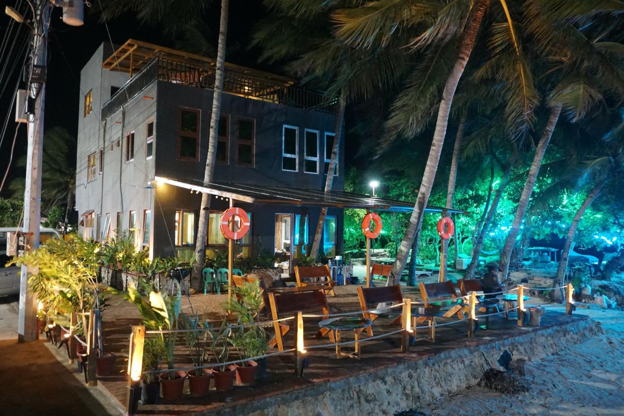 L Cafe Restobar & Lyn'S Guest House ซานฮวน ภายนอก รูปภาพ