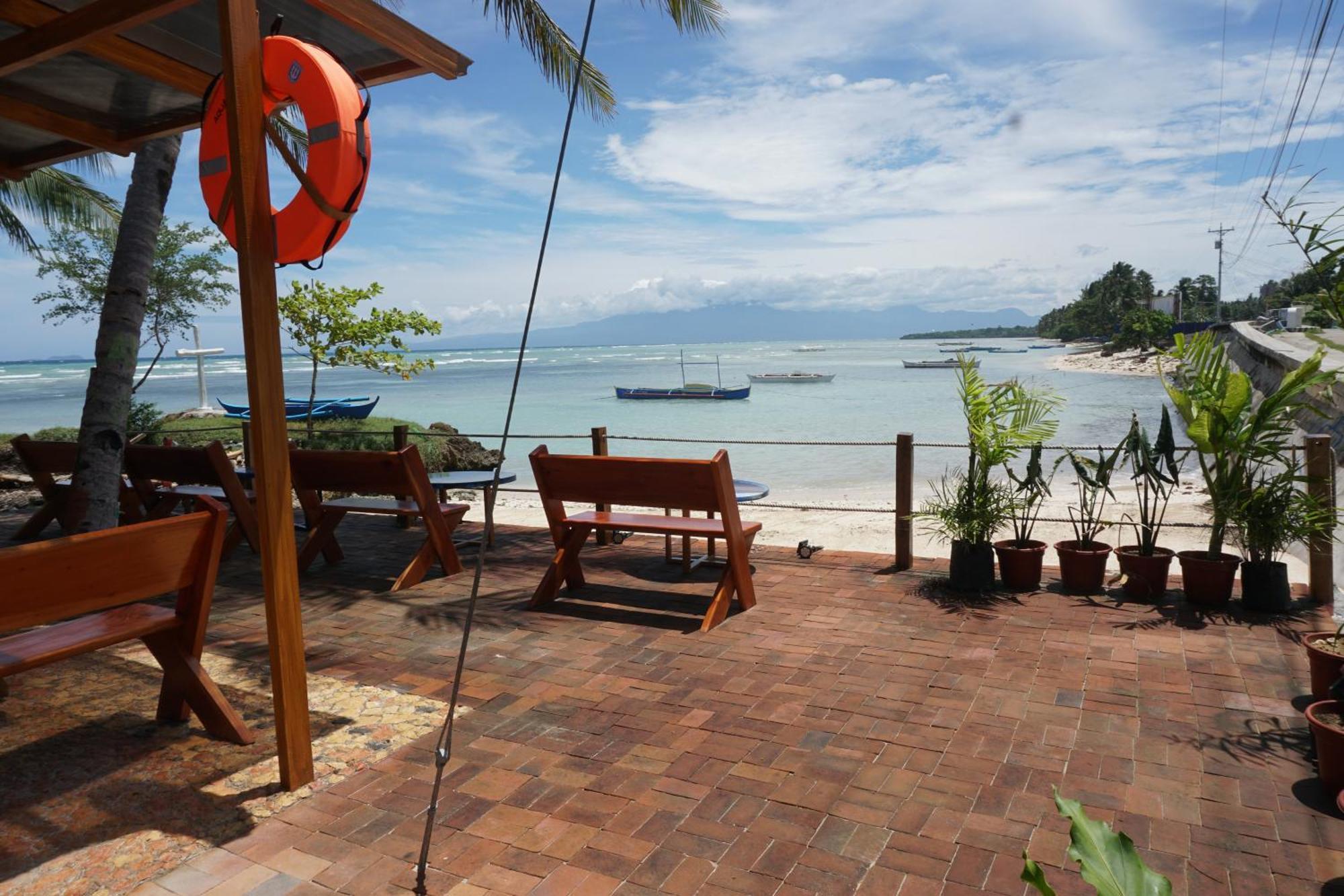 L Cafe Restobar & Lyn'S Guest House ซานฮวน ภายนอก รูปภาพ